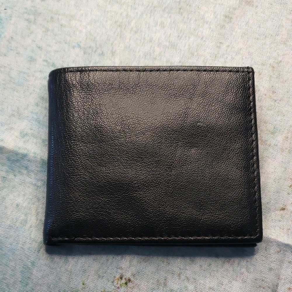 Classic Black  Genuine Leather Men's Bifold Wallet